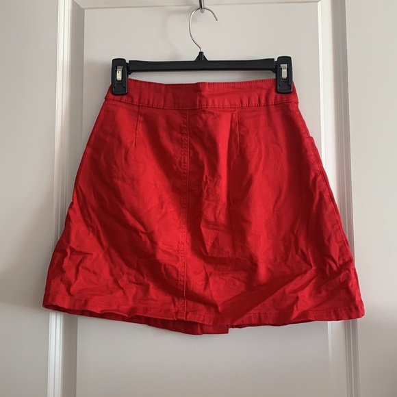 Red skirt with buttons - Picture 2 of 3